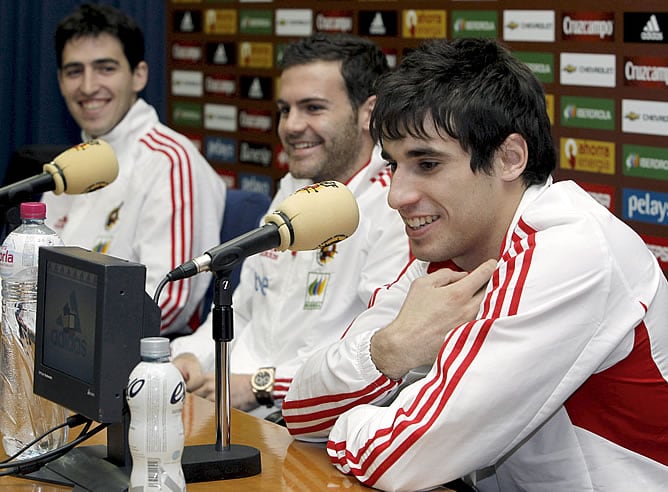 Iraola, Mata y Javi Martínez, durante la rueda de prensa