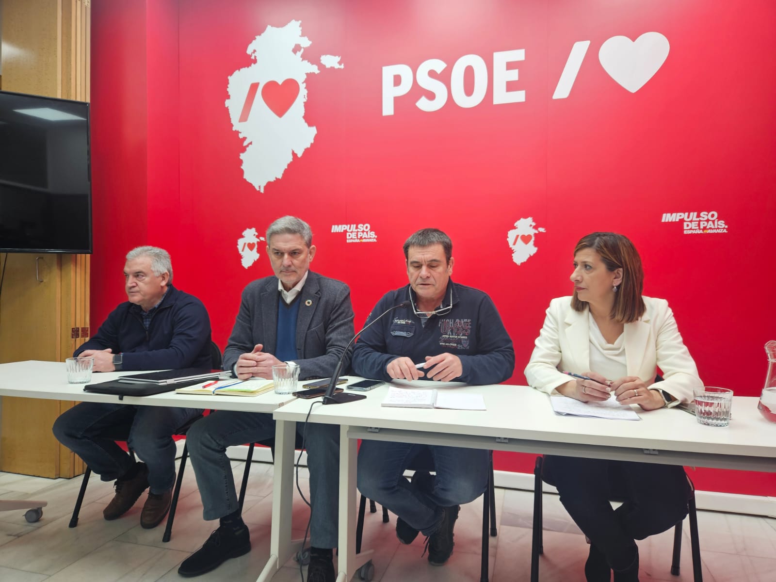 De izquierda a derecha, Ildefonso Sanz, diputado provincial en Burgos; José Luis Vázquez, portavoz de Medio Ambiente del PSOE en las Cortes de Castilla y León; Jesús Puente, procorador del PSOE por Burgos; y Nuria Barrio, portavoz del grupo Socialista en la Diputación de Burgos. / Foto: Radio Castilla