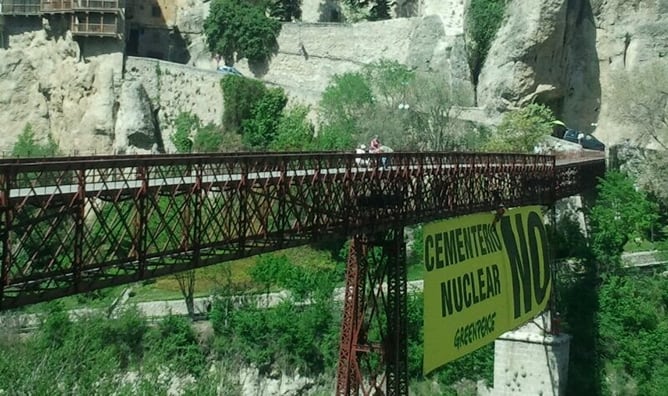 Un inmenso cartel con el mensaje: &quot;Cementerio Nuclear NO&quot; ha sido colgado en Cuenca para protestar por la construcción de un almacén de residuos nucleares.