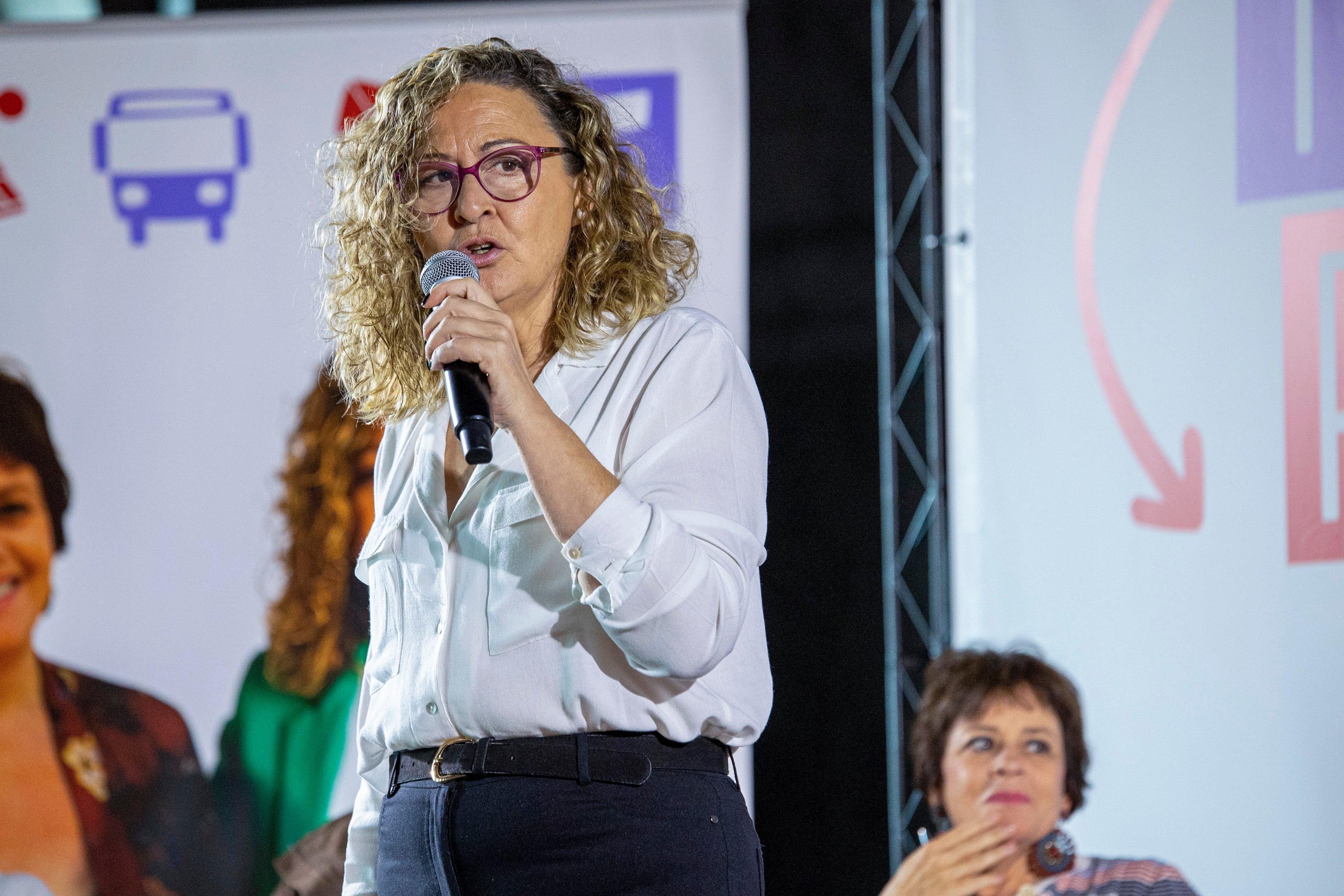 LOGROÑO, 13/05/2023.- La candidata a la Alcaldía de Logroño, Amaia Castro, en su intervención en el acto de Podemos-IU celebrado este sábado en el Instituto de Educación Secundaria (IES) Sagasta de Logroño, en el que ha participado el coordinador federal de IU y ministro de Consumo, Alberto Garzón(2d); y la candidata de Podemos-IU a la Presidencia del Gobierno de La Rioja, Henar Moreno.-EFE/Raquel Manzanares