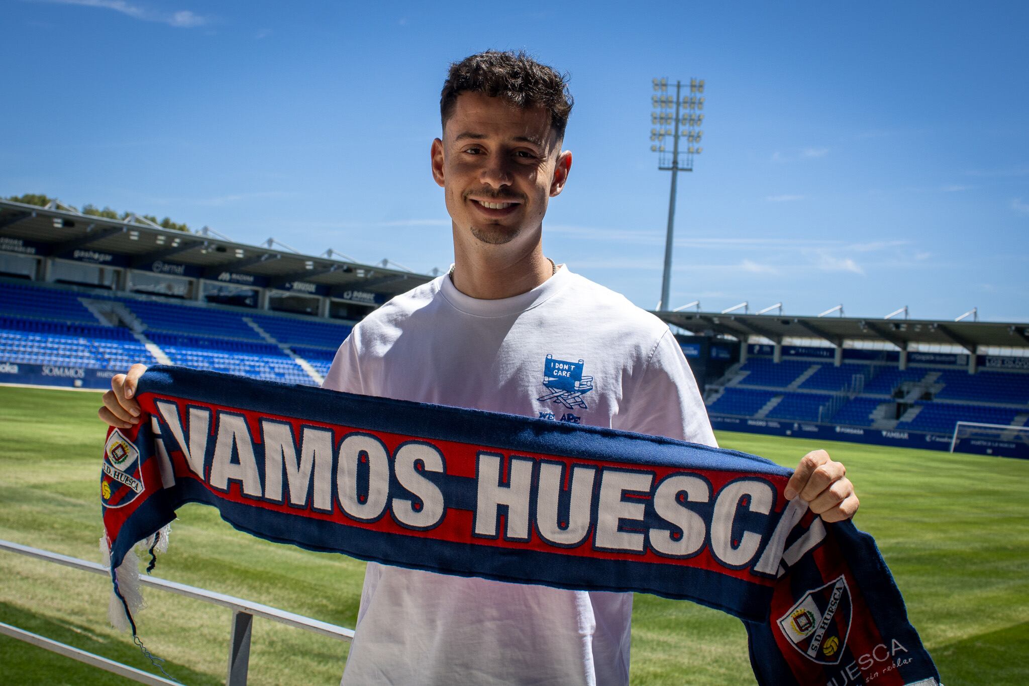 Toni Abad posa con la bufanda de la SD Huesca en el Estadio de El Alcoraz