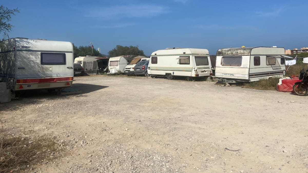 La vida en una caravana en Ibiza: sin plan B, viviendo al día y confiando en que no les echen de su 'casa'