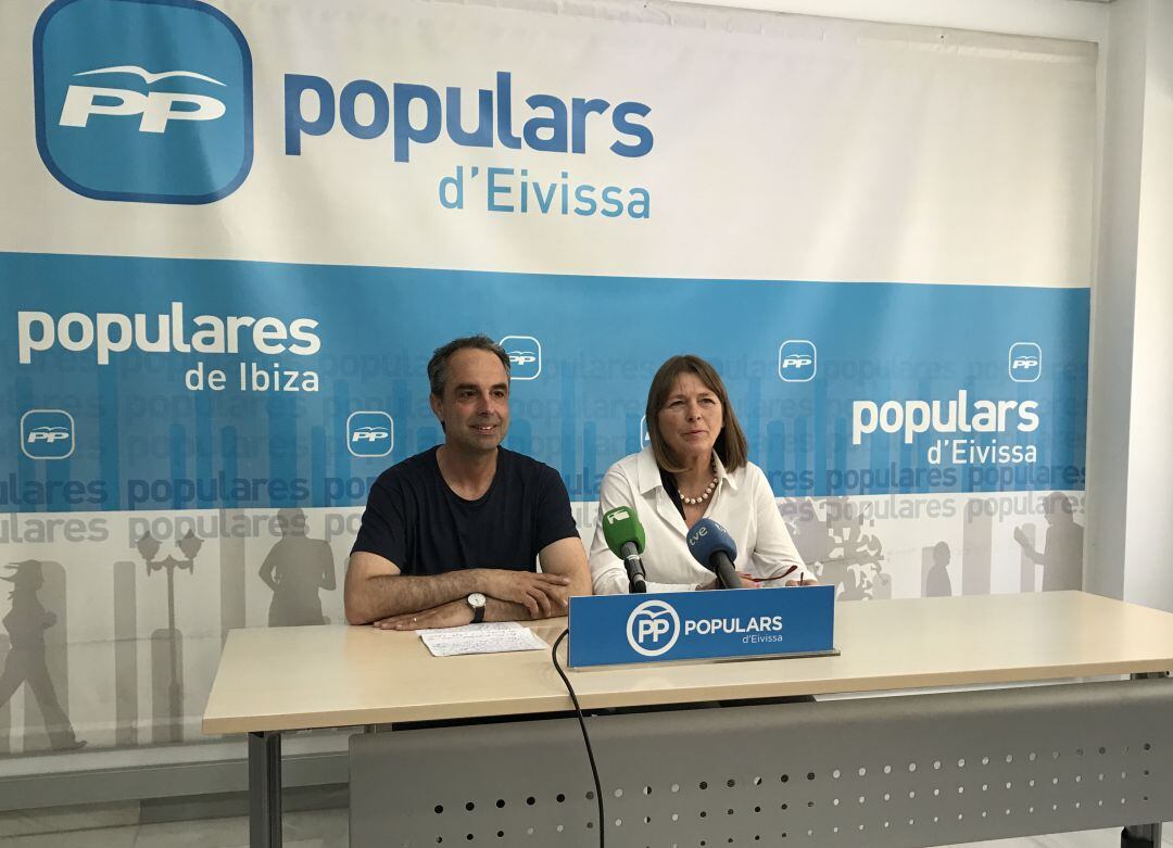 Los concejales del PP Álex Minchiotti y Virgina Marí