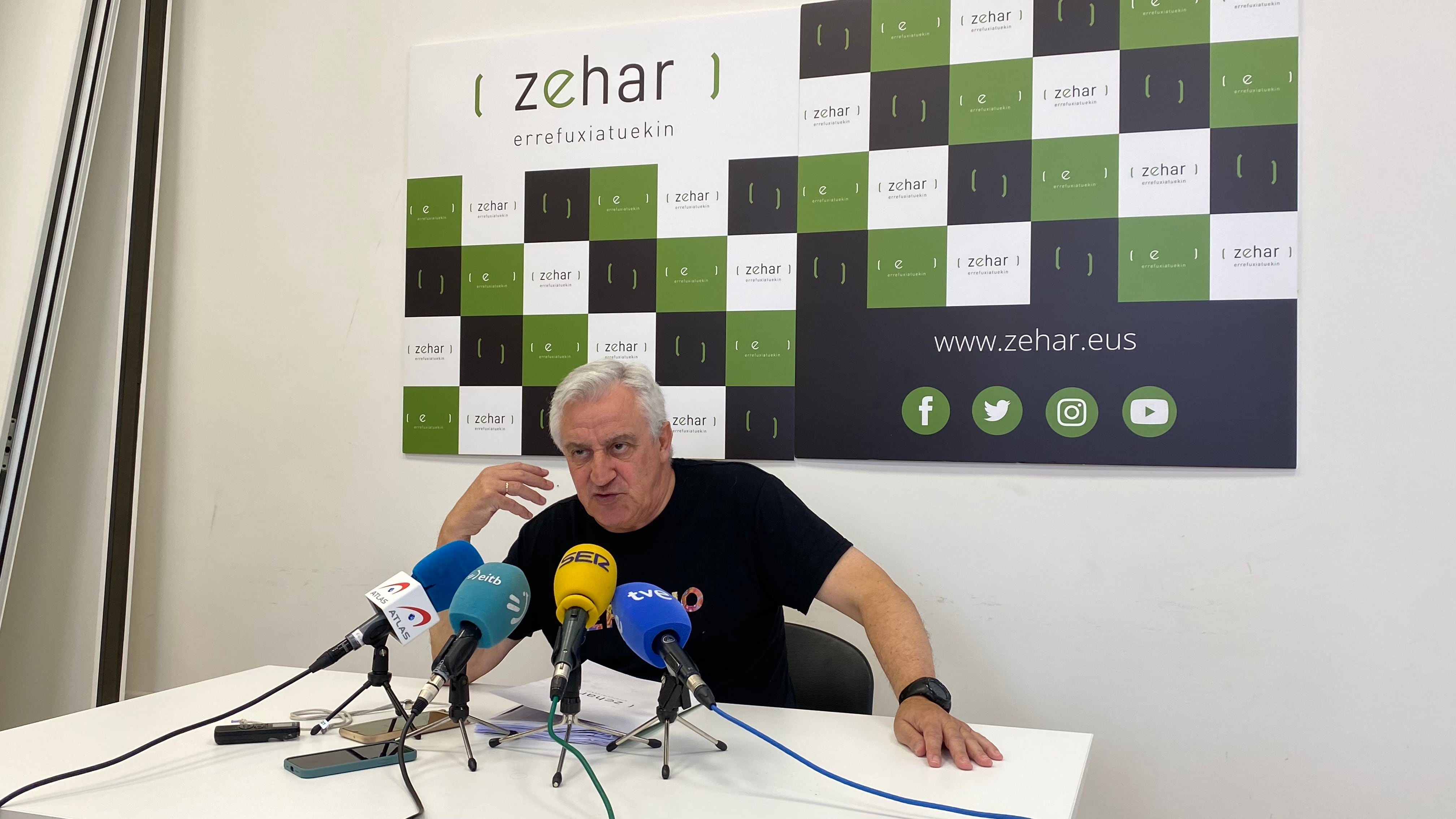 Javier Galparsoro, presidente de Zehar-Errefuxiatuekin, en la rueda de prensa.