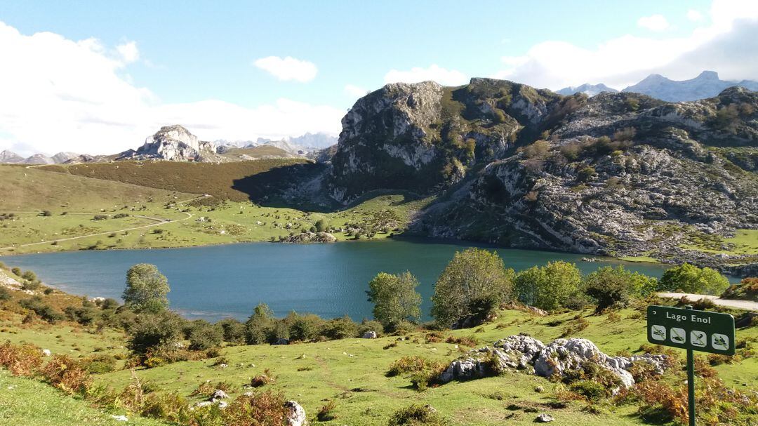 Imagen del Lago Enol. Al fondo, el último tramo de la carretera que finaliza en el lago Ercina.