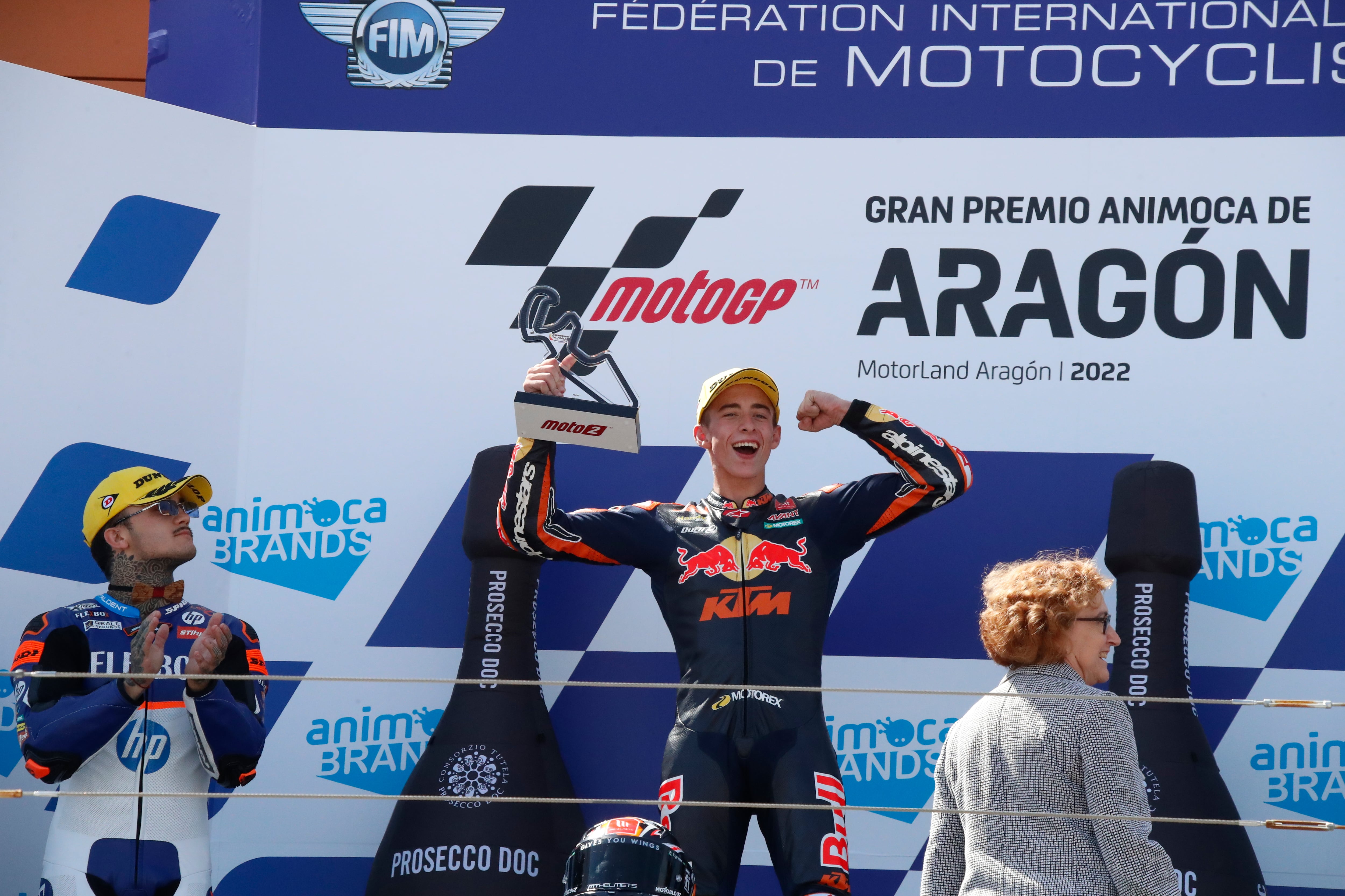 ALCAÑIZ (TERUEL), 18/09/2022.- El piloto español Pedro Acosta celebra en el podio su victoria en el Gran Premio Animoca Brands de Aragón de Moto2 que se celebra este domingo en el circuito turolense de de Motorland Alcañiz. EFE/Javier Cebollada
