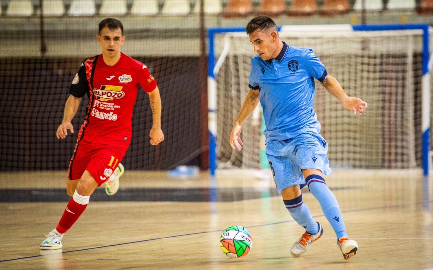 Marcel pelea un balón en el amistoso contra el Levante