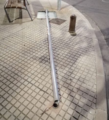 El fuerte viento en Gandia también afectó a algunas señales