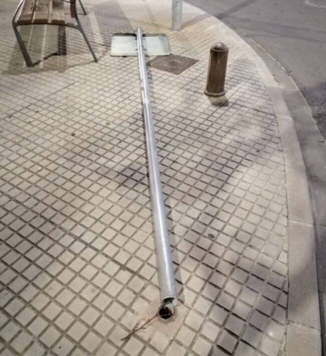 El fuerte viento en Gandia también afectó a algunas señales