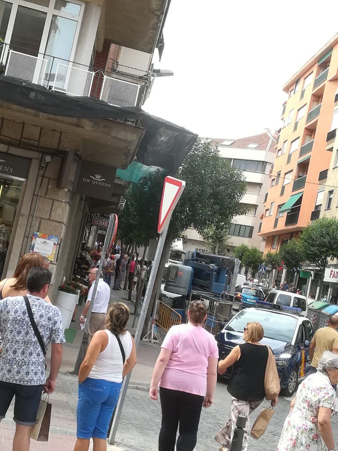 Los vecinos y viandantes se congregan cerca de la calle Santo Tomás donde se producía la agresión