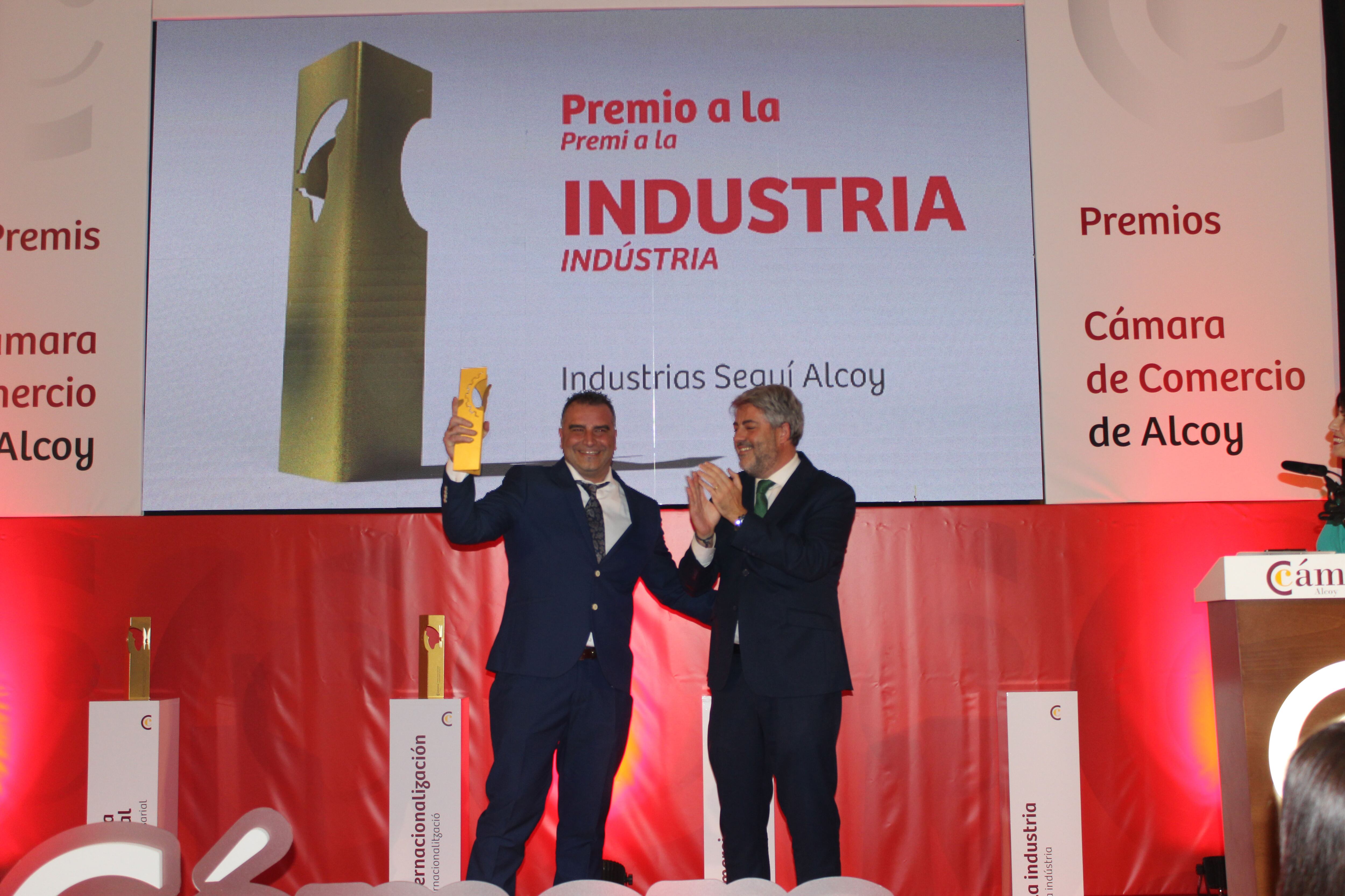 Industrias Seguí recibe el premio de manos del presidente de la Cámara de Comercio de Alcoy, Pablo de Gracia