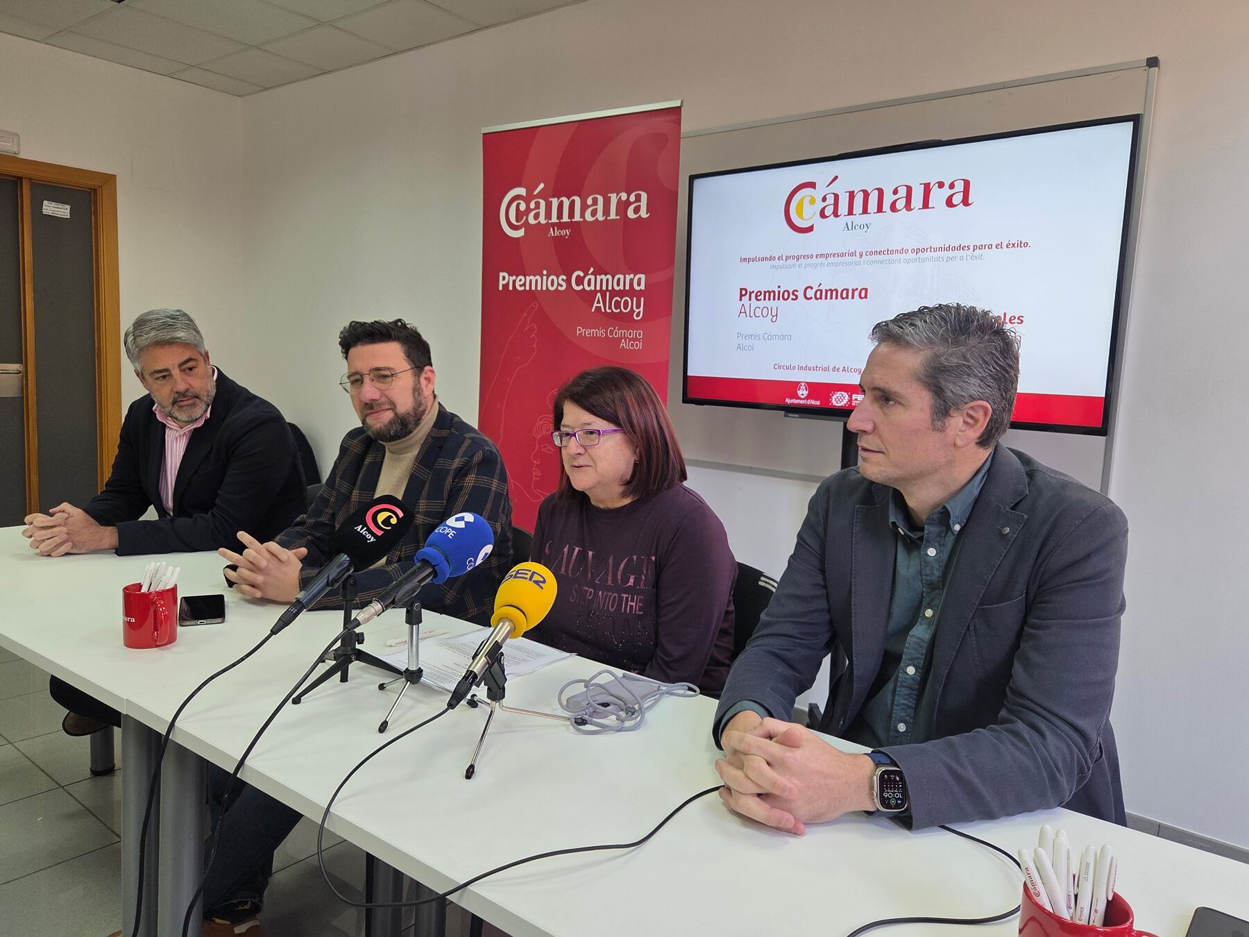 Pablo de Gracia, Àlex Cerradelo, Lucía Pascual y Natxo Gómez, en la Cámara de Comercio, durante la presentación a los medios de estos galardones