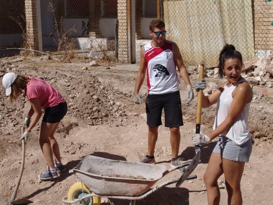 Voluntarios trabajando en el &#039;Huerto del Mundo&#039; 2015