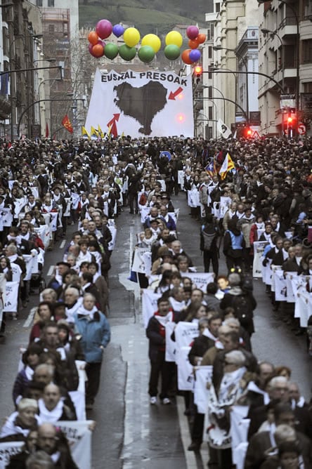 La manifestación convocada por la plataforma de apoyo a los presos de ETA, Herrira, en defensa de los derechos de los reclusos de la banda terrorista.