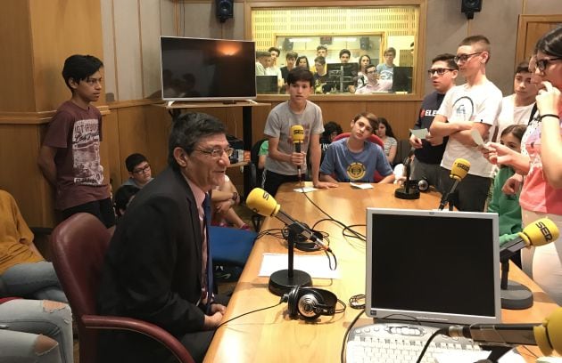 Nicolás Vilches con los alumnos del IES Ítaca