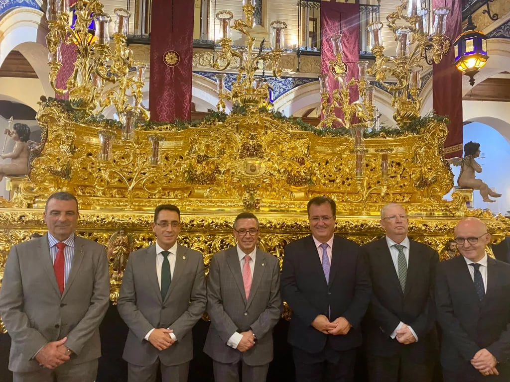 Las autoridades posan ante el paso del Cristo de las Almas en la exposición del Mercantil