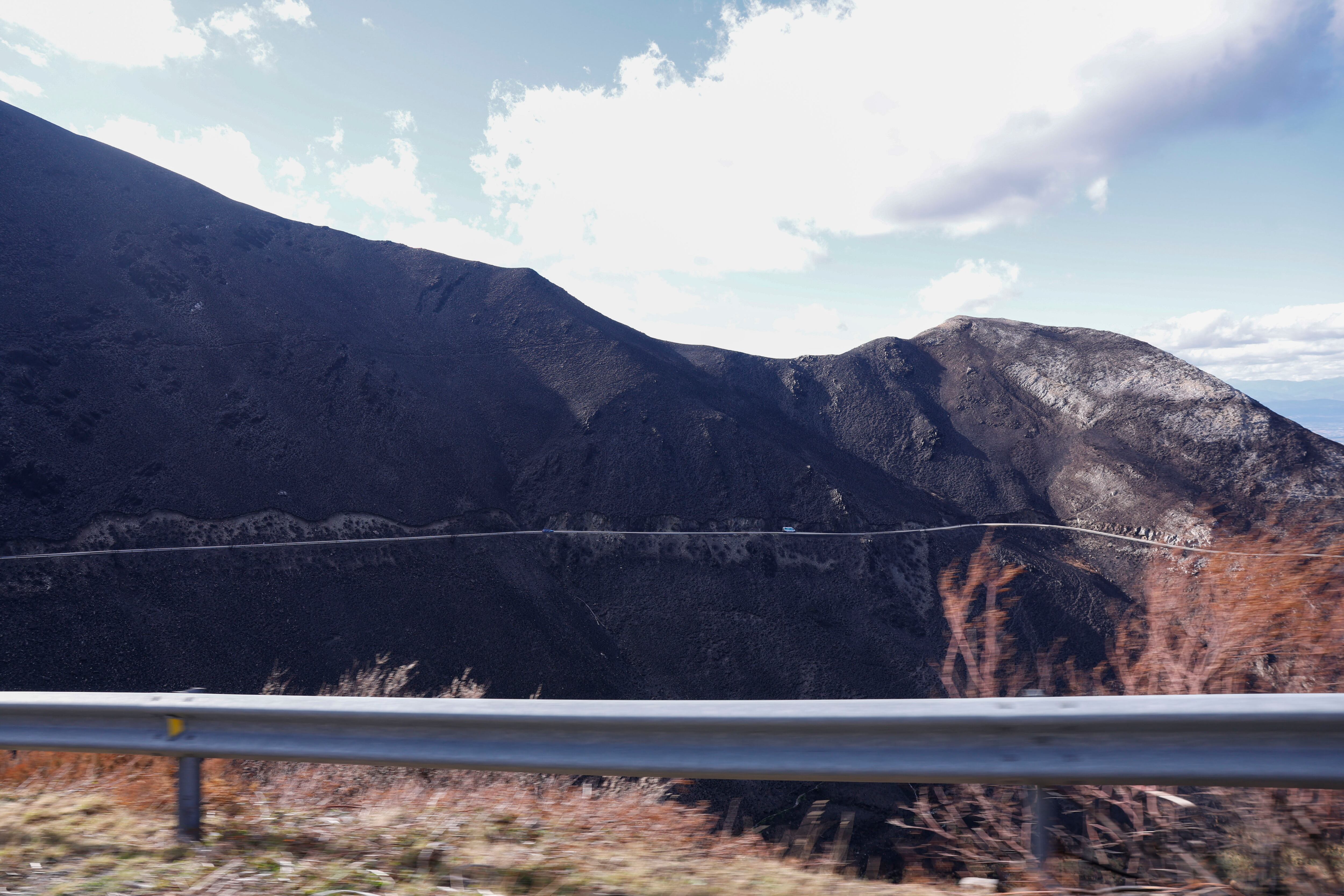 ALTO DE EL MORREDERO (EL BIERZO-LEÓN), 10/09/2025.- Los ciclistas recorren el paisaje calcinado por los incendios en el Bierzo durante la etapa 17 de la Vuelta Ciclista a España disputada este miércoles entre O Barco de Valdeorras (Ourense) y Alto de El Morredero (EL Bierzo-León), de 143,2km de recorrido. EFE/ Javier Lizón

