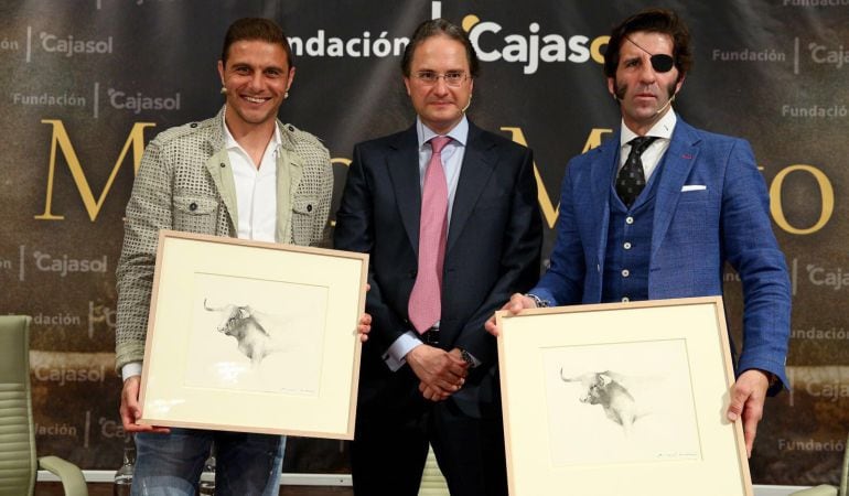 De izquierda a derecha, el futbolista Joaquín Sánchez, José Enrique Moreno y el torero Juan José Padilla