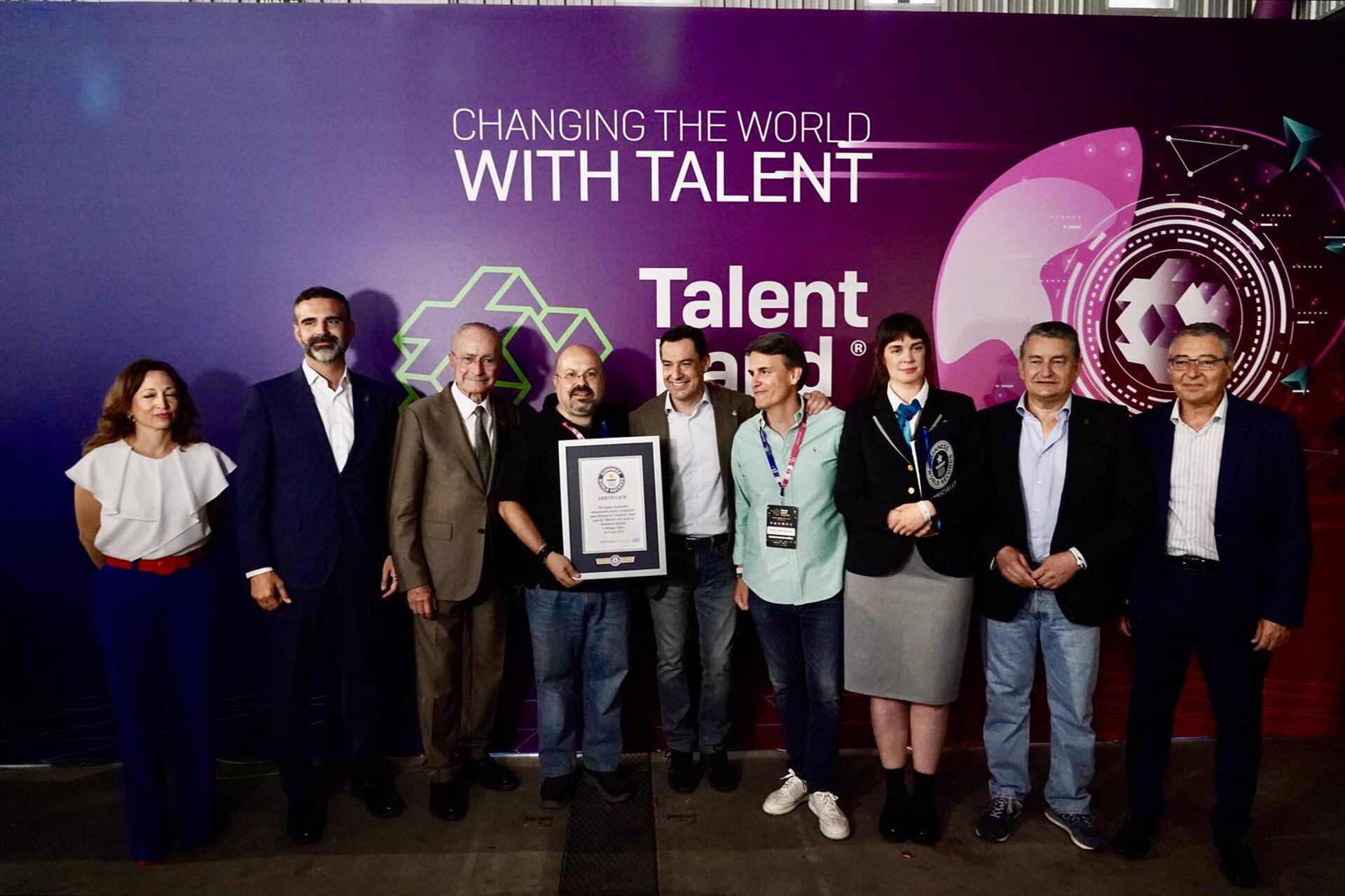 El presidente andaluz asiste junto al alcalde de Málaga y el presidente de la Diputación, entre otros, a la entrega del Record Guinness a Talent Land España por su proyecto Aqua Challenge.