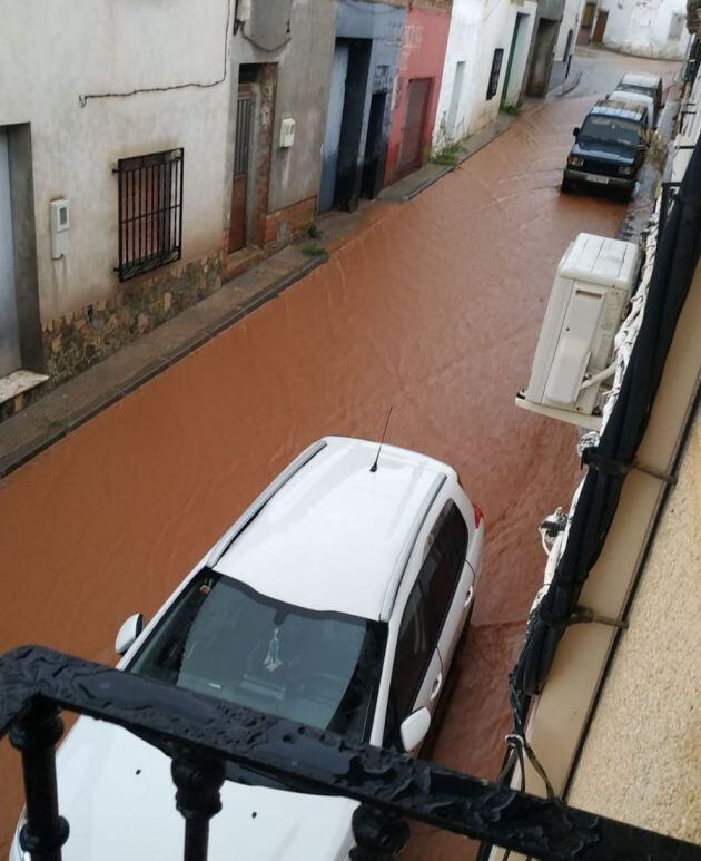 La tormenta arrastró mucho barro y lodo por las calles afectadas, especialmente en el norte de la localidad