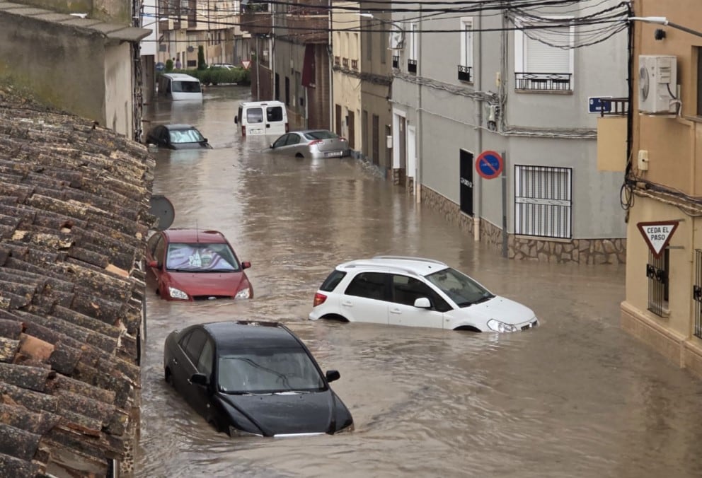 Una de las calles de La Roda tras la tormenta de granizo de esta tarde