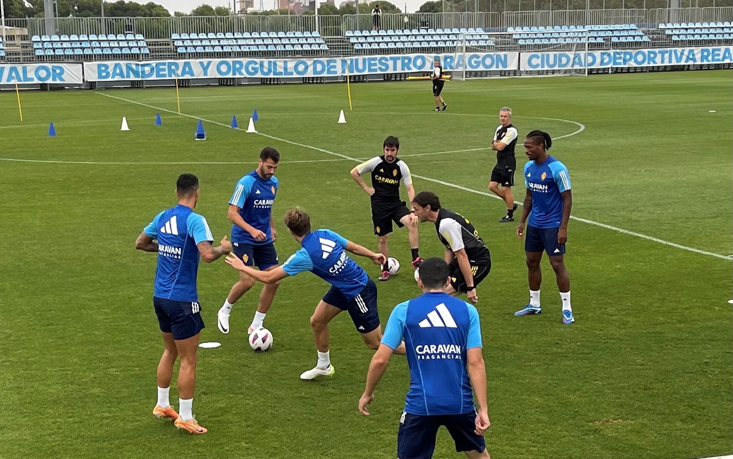 Sinan Bakis toca el balón en un rondo del entrenamiento de esta mañana en la Ciudad Deportiva