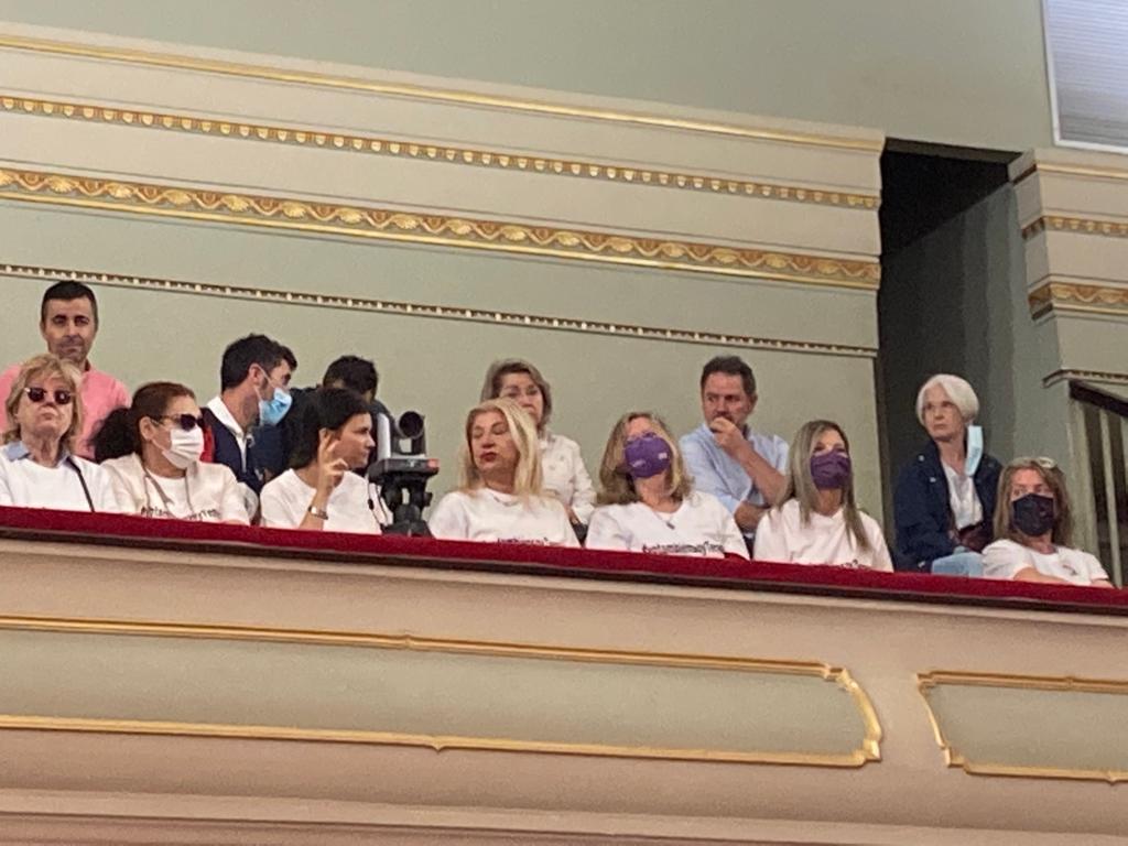 Un grupo de mujeres ha ido al pleno de Murcia a apoyar a Teresa Franco