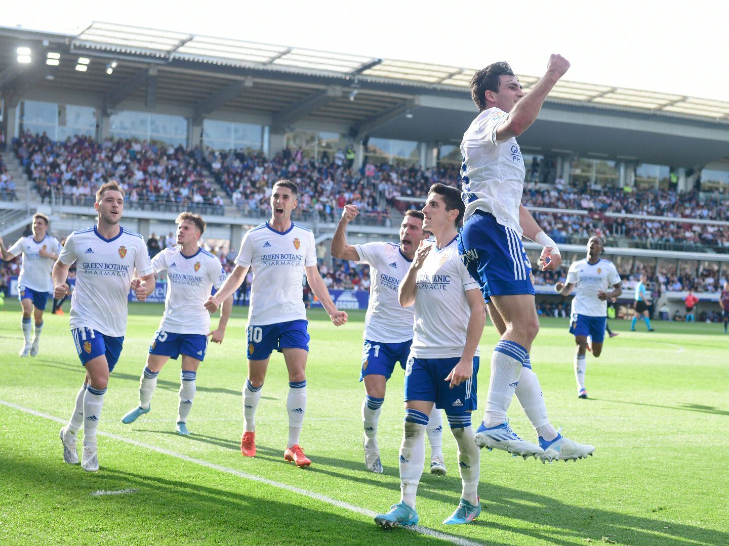 Ivázn Azón celebra el gol marcado en El Alcoraz