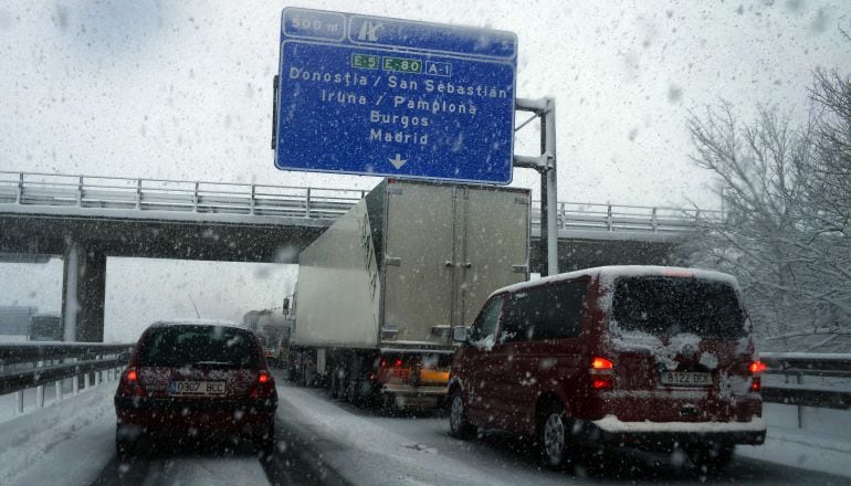 Coches y camiones atrapados cerca de Vitoria.