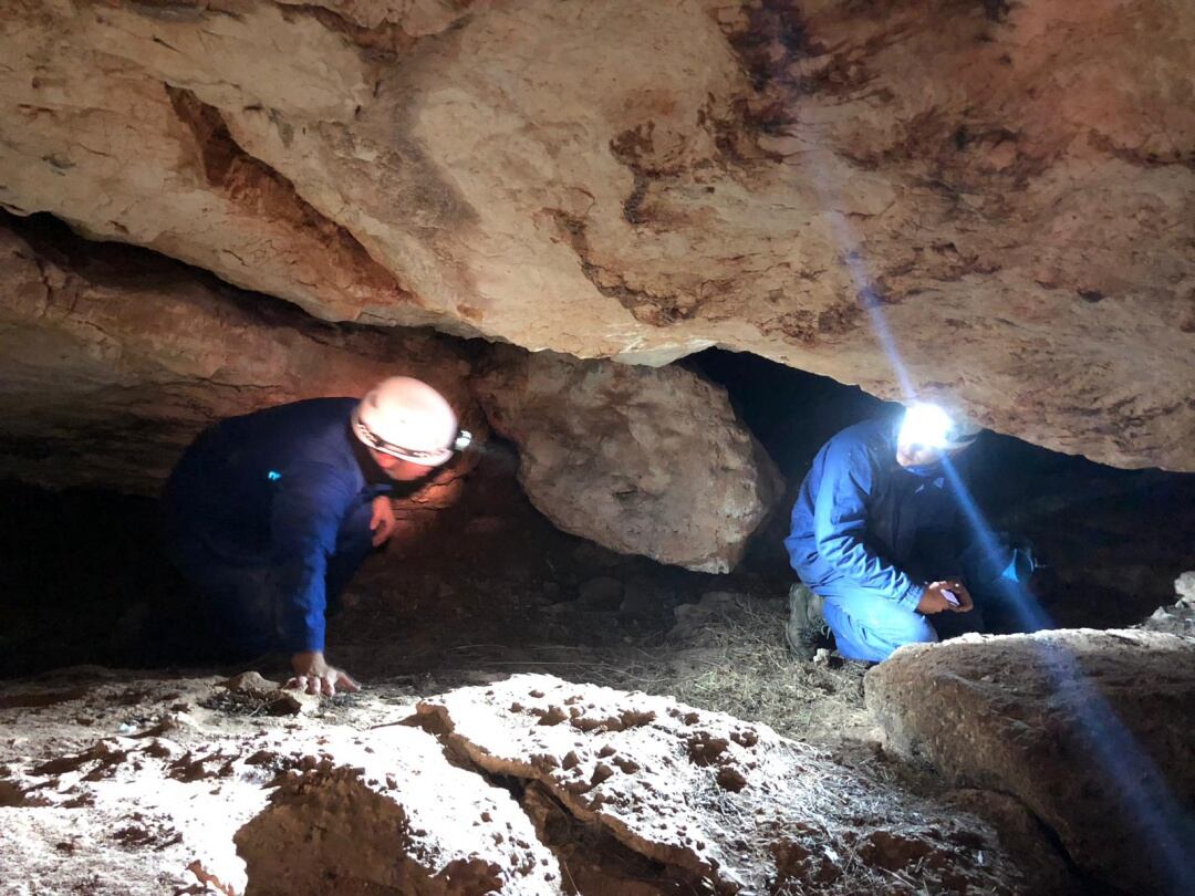 Dos miembros del club en una cueva