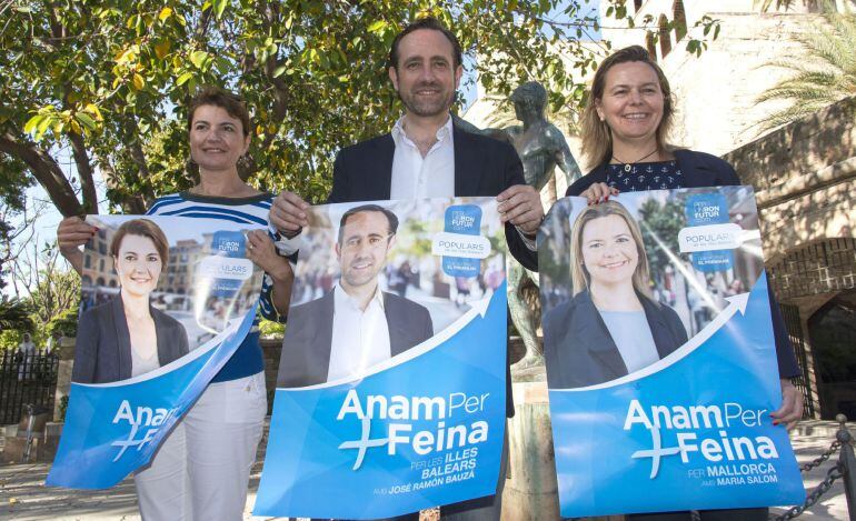 GRA589. PALMA DE MALLORCA, 07/05/2015.- El presidente del PP balear y candidato a la presidencia del Gobierno, José Ramón Bauzá (c), realiza la pegada simbólica de carteles, junto a las candidatas al Consell de Mallorca y al Ayuntamiento de Palma, Maria S