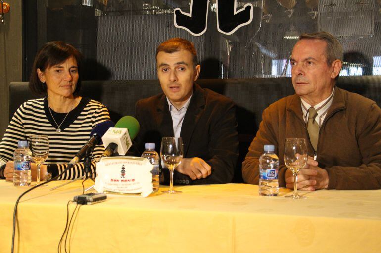La directora del Departament de Medi Ambient del Comú d’Escaldes-Engordany, Isabel Roger, el director general de Medi Ambient i Sostenibilitat, Marc Rossell, i el propietari del restaurant Don Denis, Denis García, durant la presentació de la campanya de recollida d'ampolles de cava