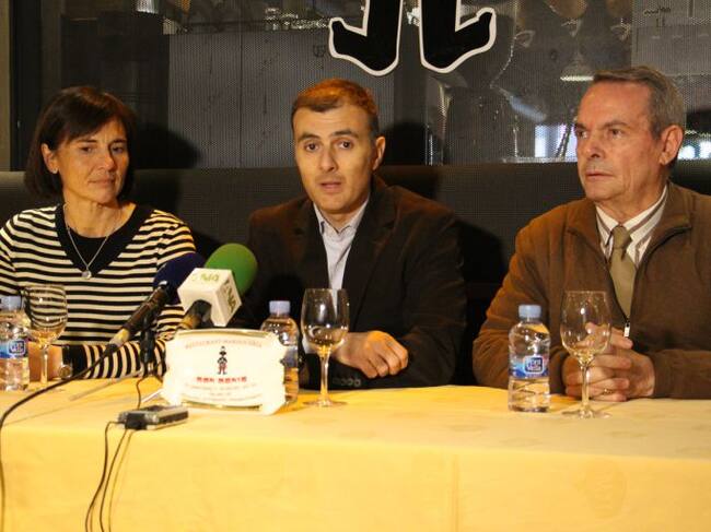 La directora del Departament de Medi Ambient del Comú d’Escaldes-Engordany, Isabel Roger, el director general de Medi Ambient i Sostenibilitat, Marc Rossell, i el propietari del restaurant Don Denis, Denis García, durant la presentació de la campanya de recollida d'ampolles de cava
