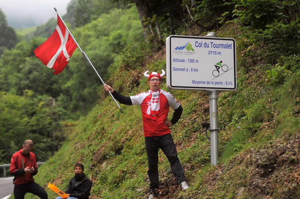 Este cartel, situado en el Col du Tourmalet, es como los que se situarán en las ascensiones de Bizkaia  (Photo by Tim De Waele/Getty Images).