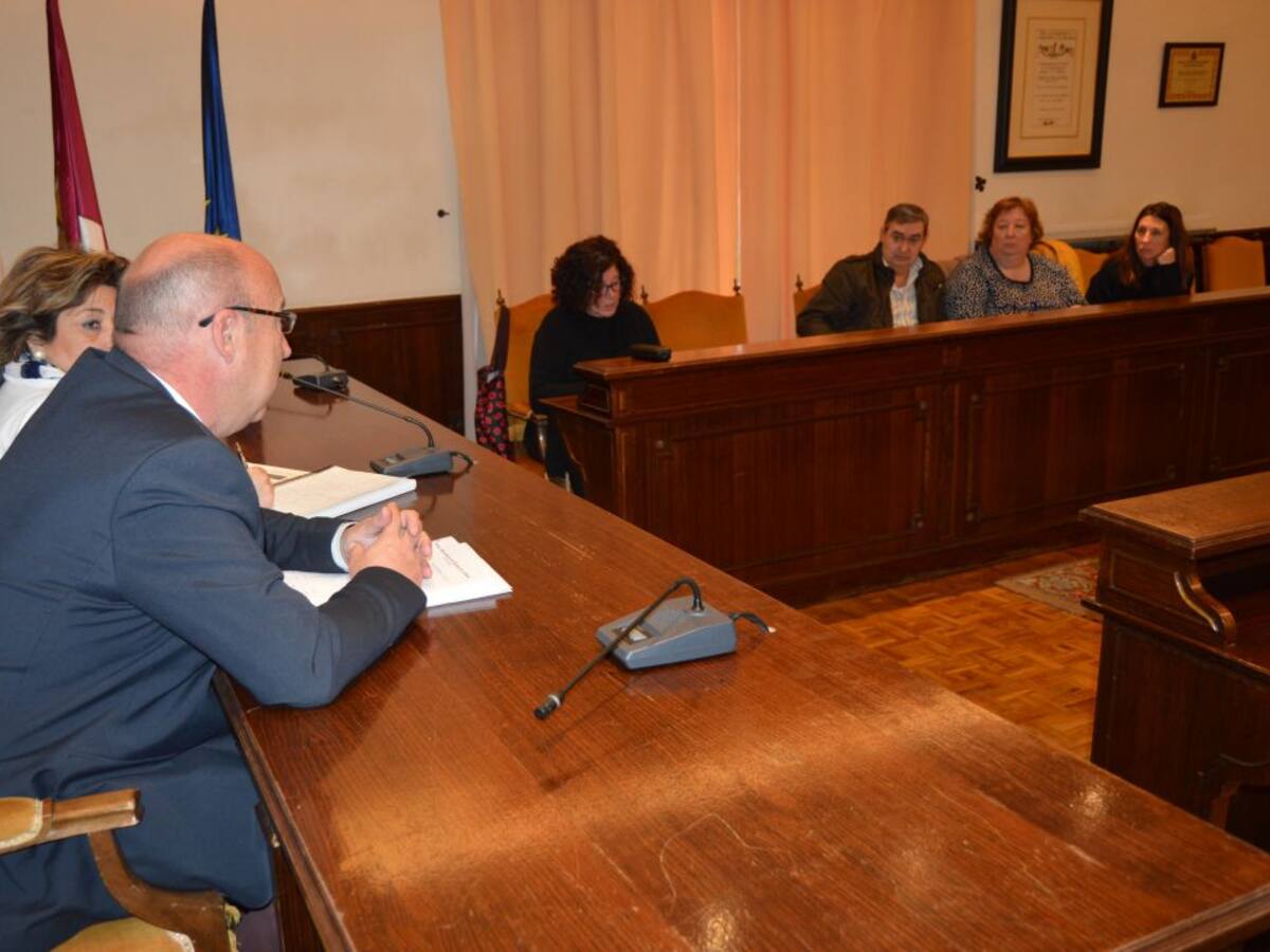 Castillo anuncia comisiones mensuales