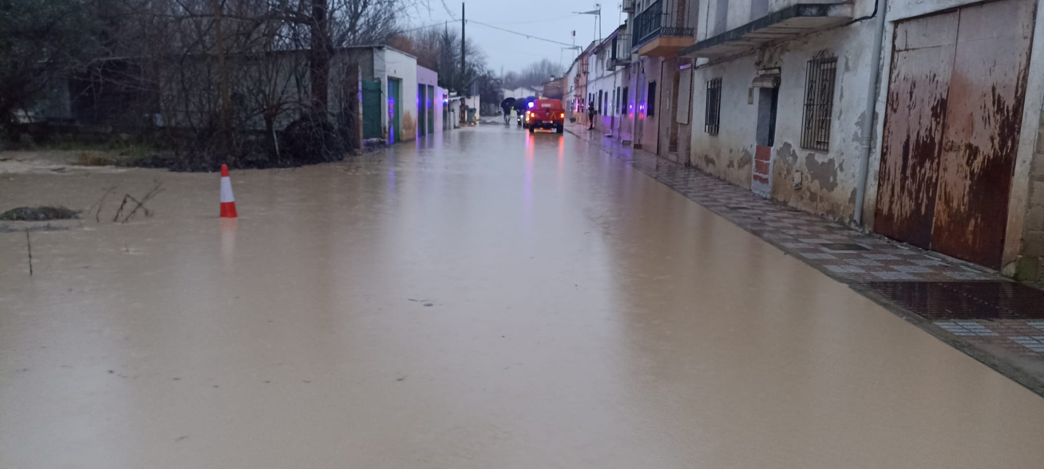 Una de las calles de Mogón anegada por la subida del Guadalquivir.