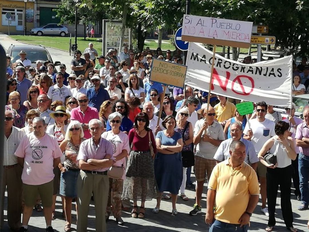 Concentración contra las macrogranjas en Pozuelo de Tábara