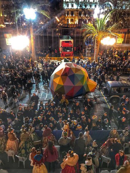 La obra de José Latorre y Gabriel Sanz y diseñada por Okuda San Miguel llega a la Plaza del Ayuntamiento