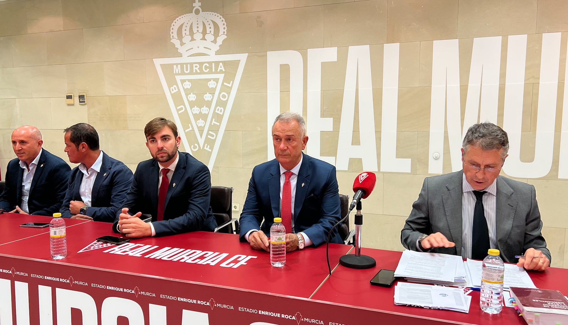 Felipe Moreno, máximo accionista y consejero delegado del Real Murcia (segundo por la derecha), junto a otros miembros del Consejo de Administración del club