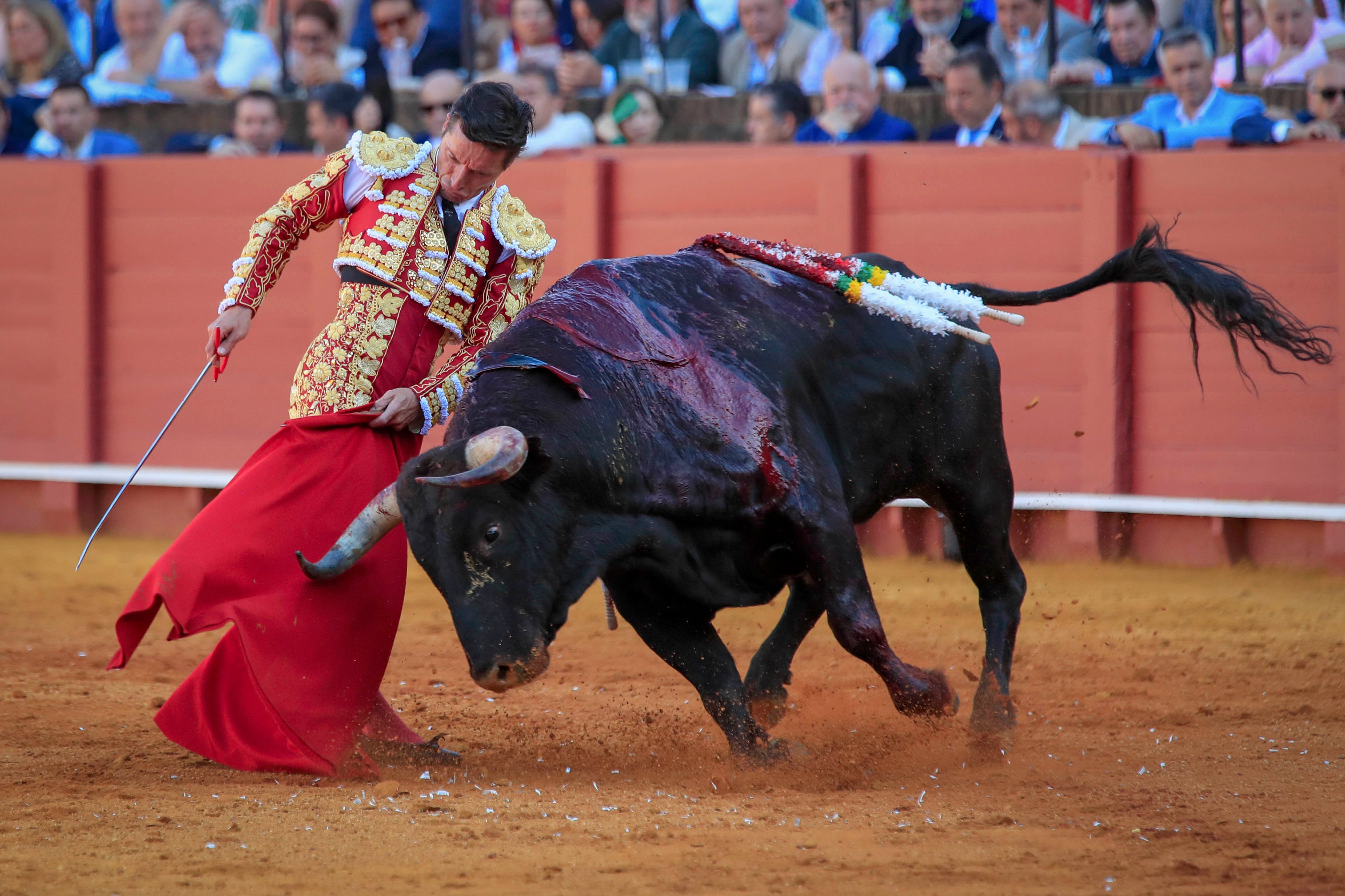 SEVILLA, 26/04/2023.- El diestro Diego Urdiales durante la faena a su primer toro, de la ganadería de Domingo Hernández, en la décima corrida de abono de la Feria de Abril esta tarde en la plaza de la Real Maestranza de Sevilla. EFE/ Julio Muñoz
