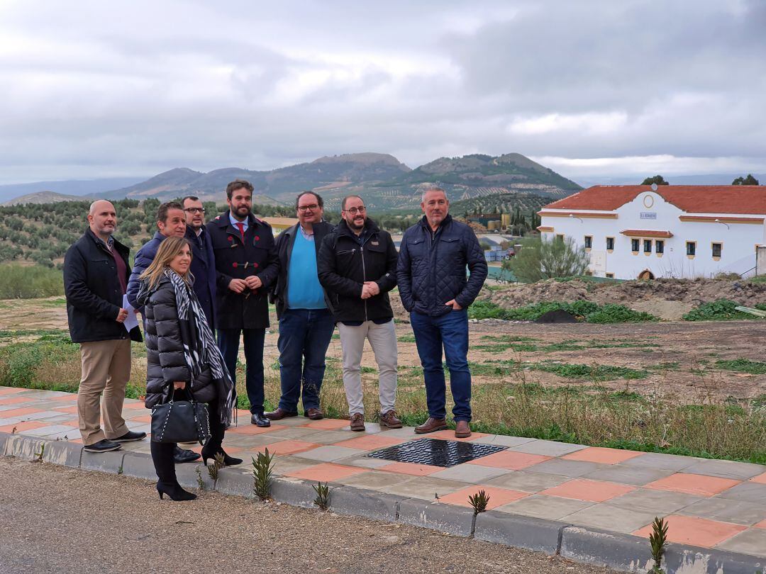 Representantes municipales y de la empresa Plstbed visitaron los terrenos en el polígono Los LLanos el dían en el que firmaron el convenio