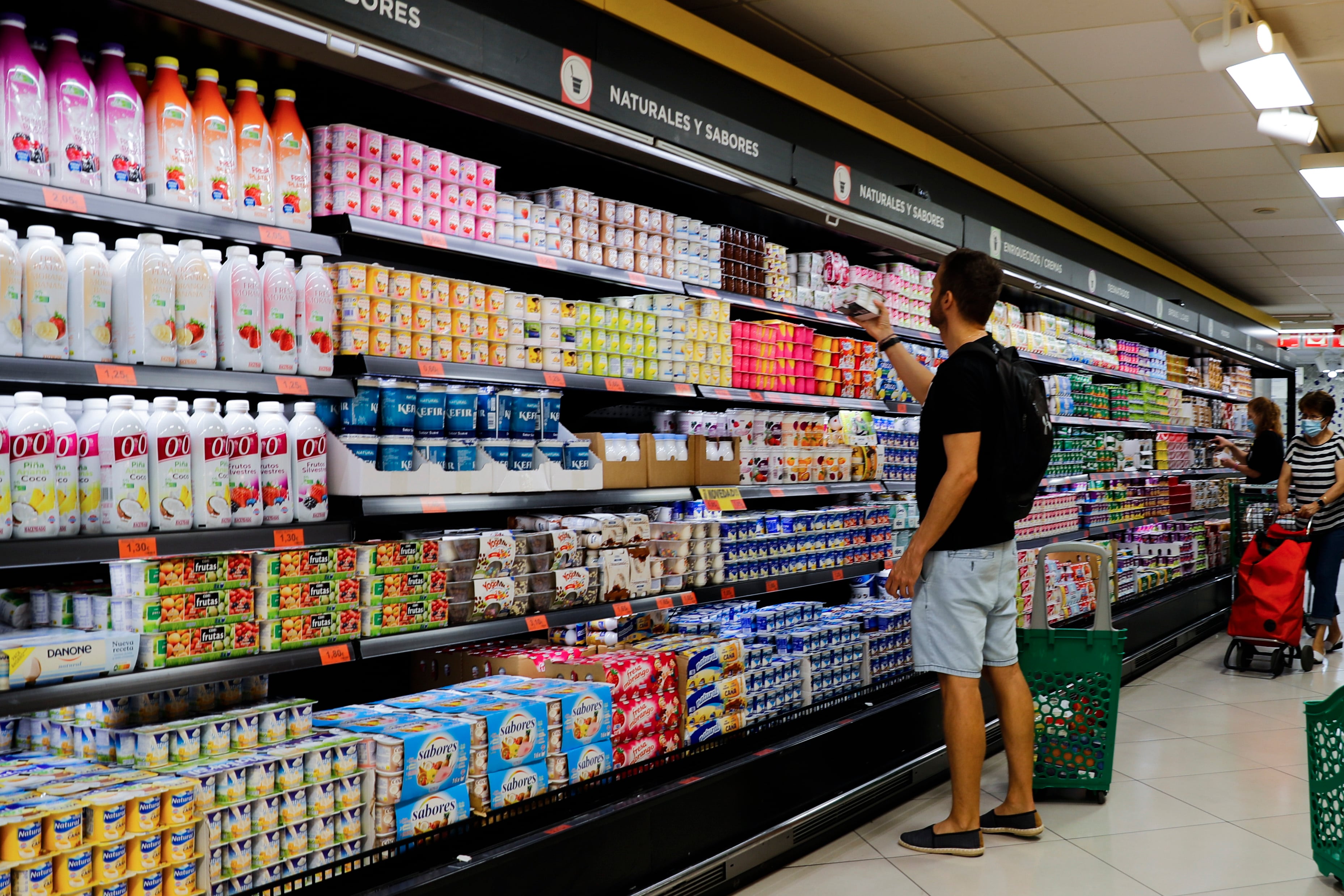 Una joven hace la compra en un supermercado de Madrid (EFE/ Luis Millan).