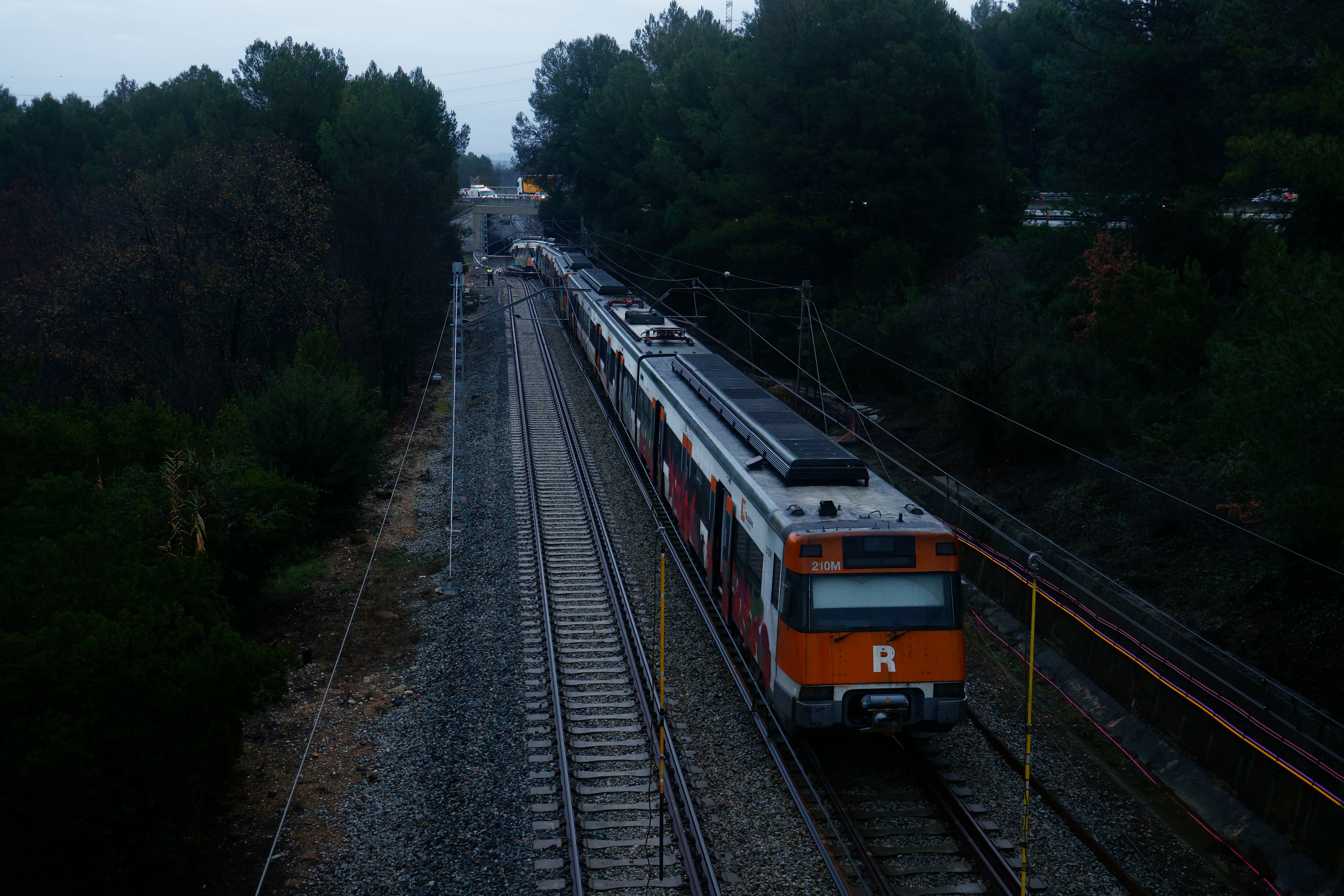 Vista del estado del tren de Rodalies descarrilado el martes en Barcelona.