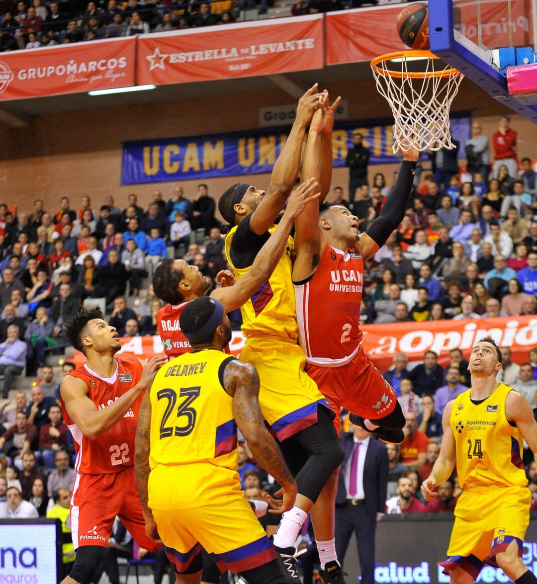 Townes intentando penetrar a canasta