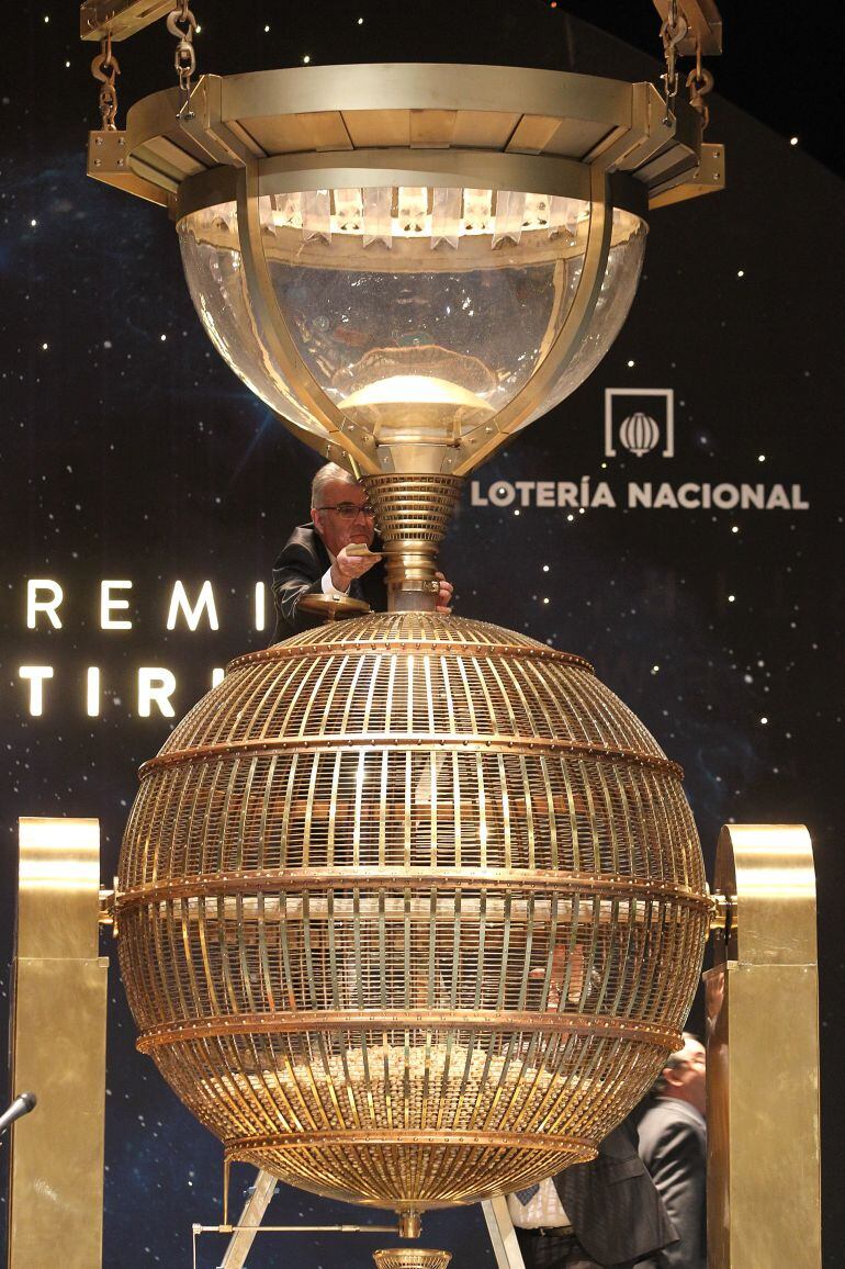 Preparativos de los bombos con las bolas de los números que participan en un sorteo de loteria 