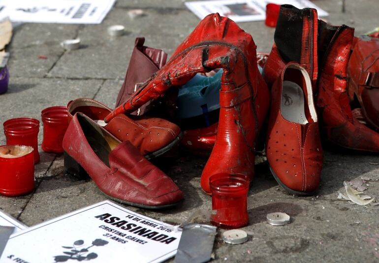 Zapatos de mujeres en una concentración contra la violencia machista en la Puerta del Sol (Madrid)