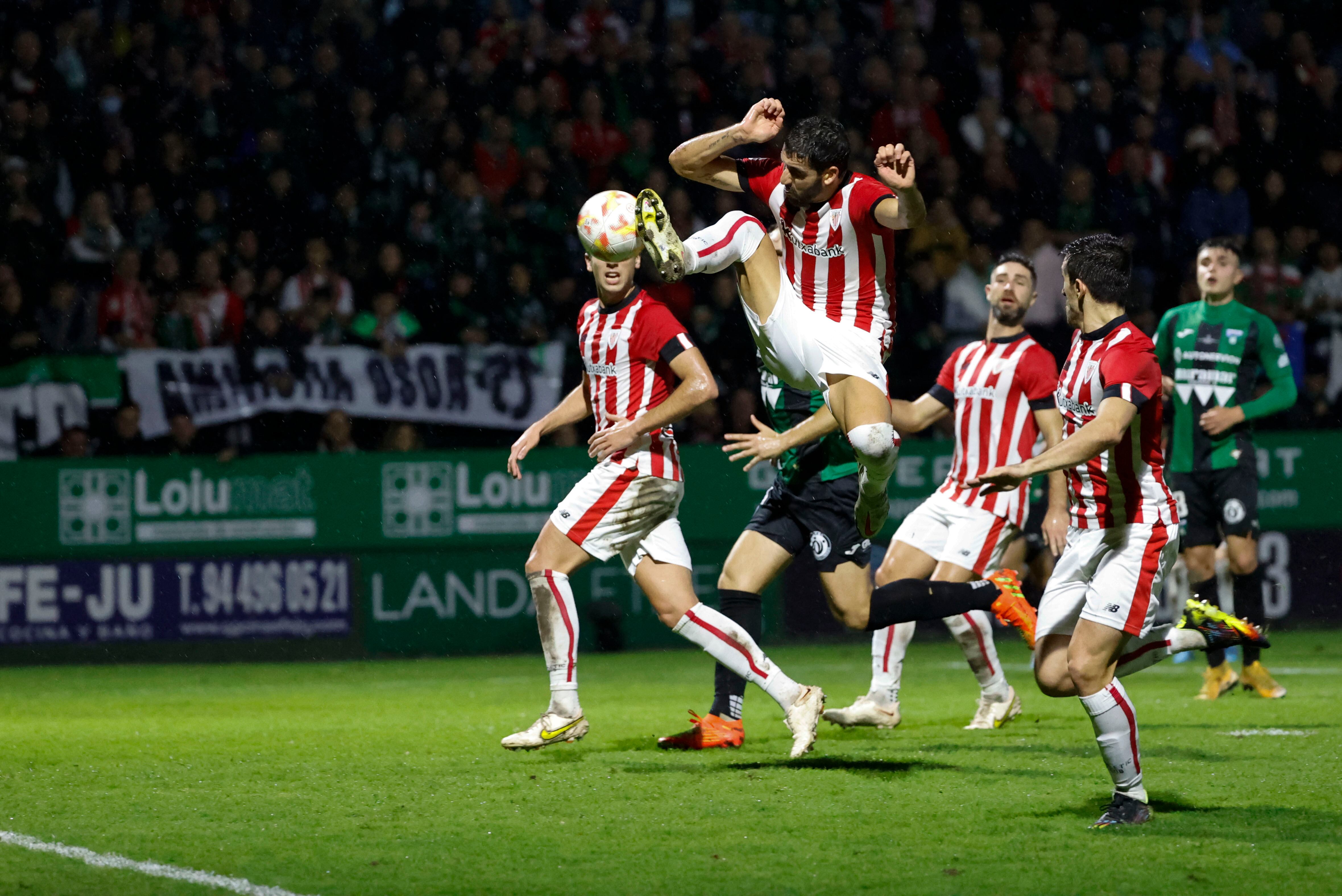 El delantero del Athletic Raúl García (2-i) remata para marcar ante el Sestao River, durante el partido de la segunda ronda de la Copa del Rey disputado este martes en el Campo Municipal de Las Llanas, en Sestao. EFE/Luis Tejido