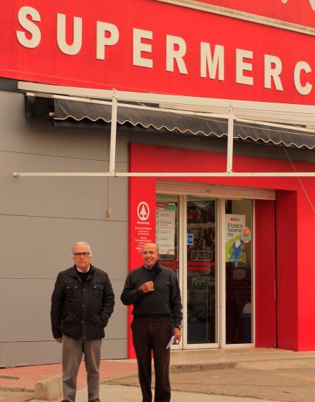 Cristóbal Lorente Ruiz y a Juan Bernal Mínguez en la puerta del cine Actualidades de Molinos Marfagones, donde en su niñez forjaron sueños y compartieron aventuras cinematográficas. Actualmente lo ocupa un supermercado y aunque el interior se ha transform