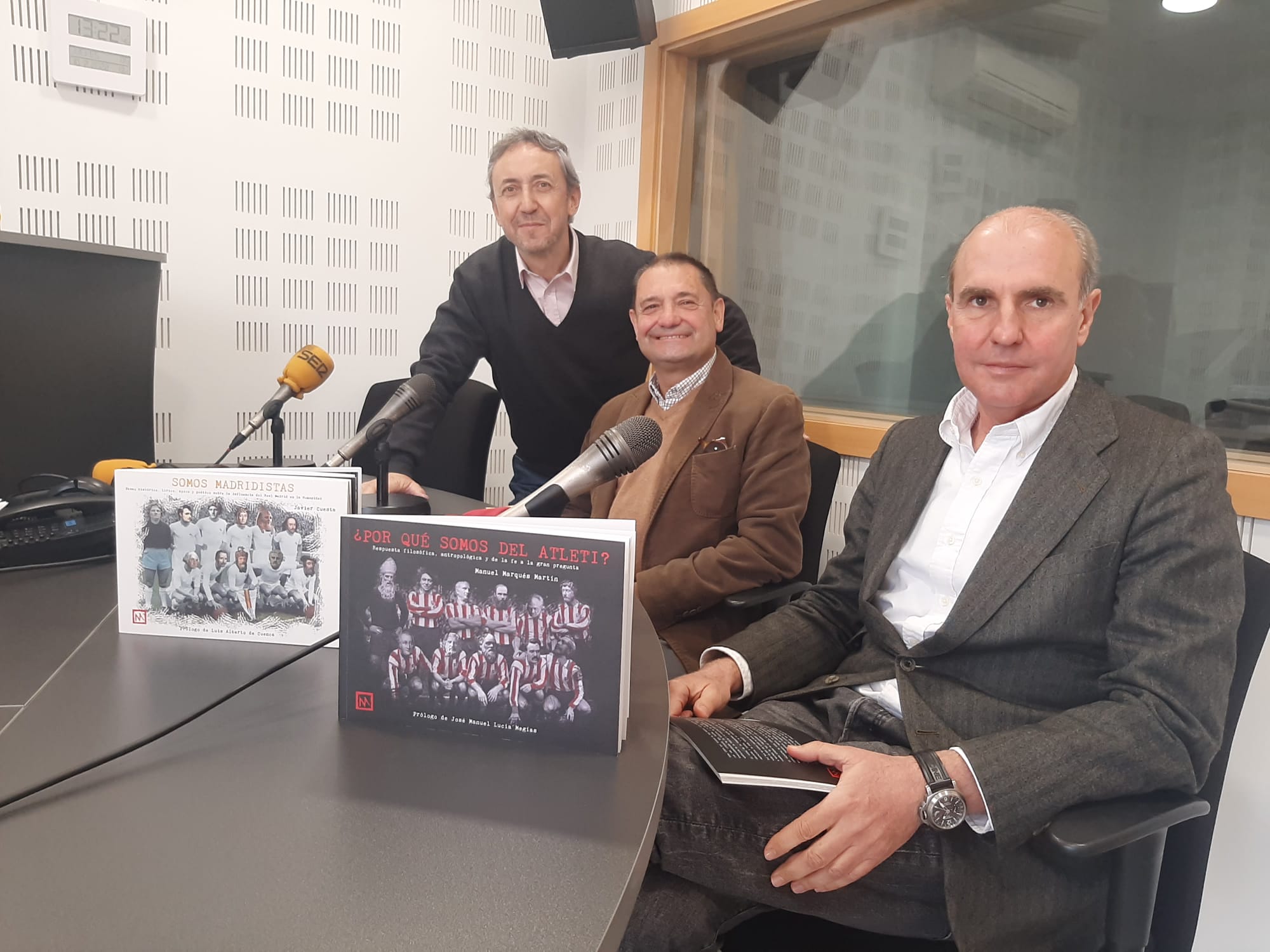 Chema Contreras (i) junto a los autores Javier Cuesta y Manuel Marqués (d)