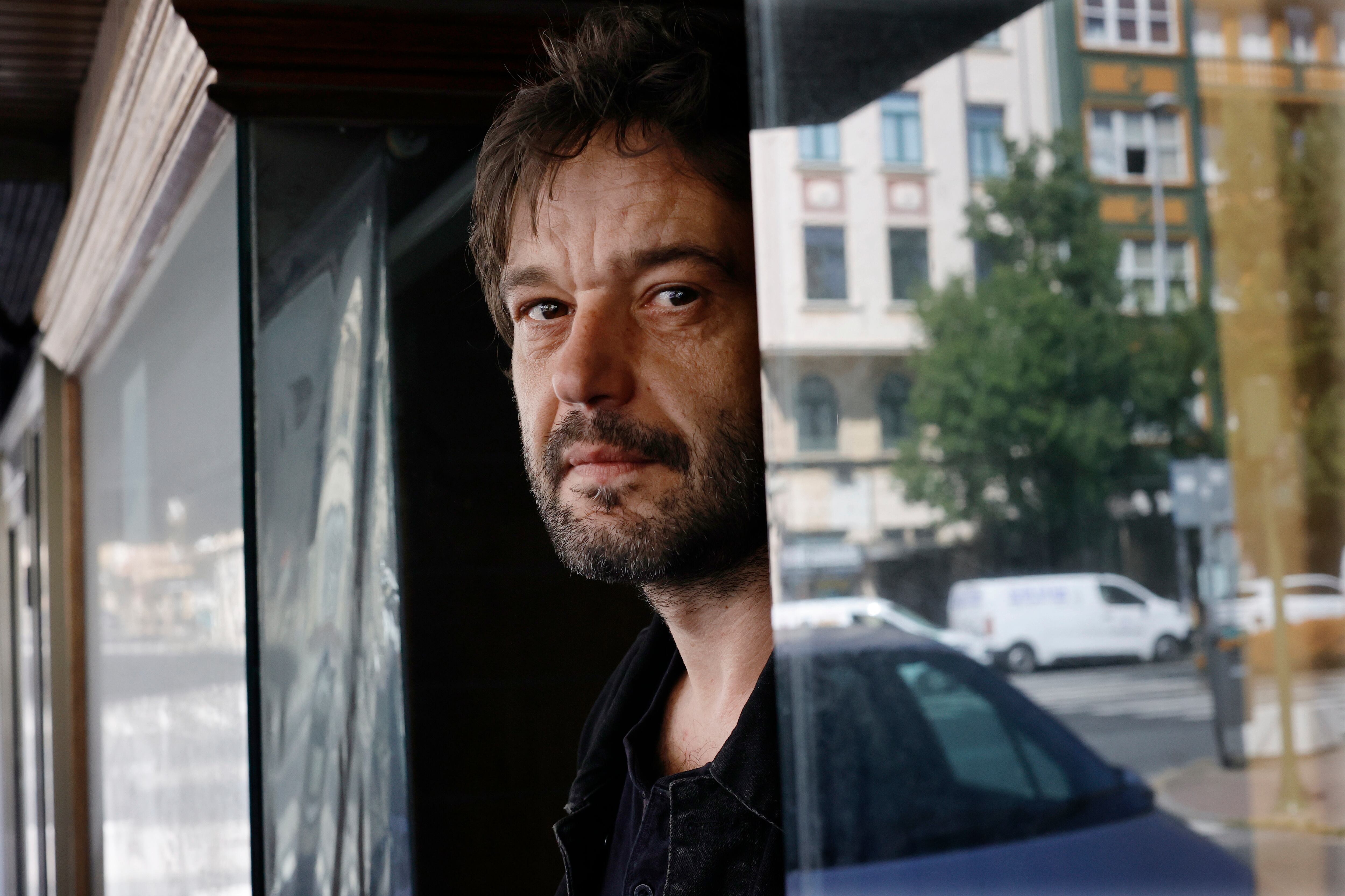 El director de cine Alberto Gracia, tras su aclamada película &#039;La Parra&#039;, debuta como actor por la puerta grande: encarna al tío de la protagonista de &#039;Romería&#039;, el último filme de Carla Simón, un trabajo que no ha pasado desapercibido tras su exhibición la pasada semana en el Festival de Cannes (foto: Kiko Delgado / EFE)